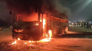 डबल डेकर एसी स्लीपर बस में लगी आग,39 यात्री थे सवार 