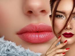 सर्दियों में नहीं फटेंगे होंठ,लिपस्टिक लगाने से पहले करें ये काम 