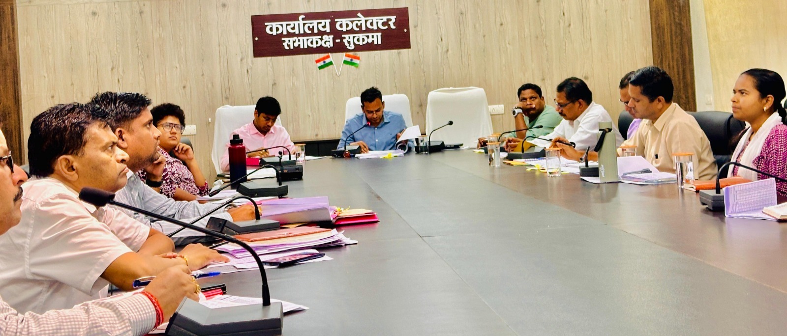 अविवादित नामांतरण का शीघ्र निपटारा करें, जाति व निवास प्रमाण पत्र बनाने में लाएं तेजी : कलेक्टर देवेश कुमार ध्रुव