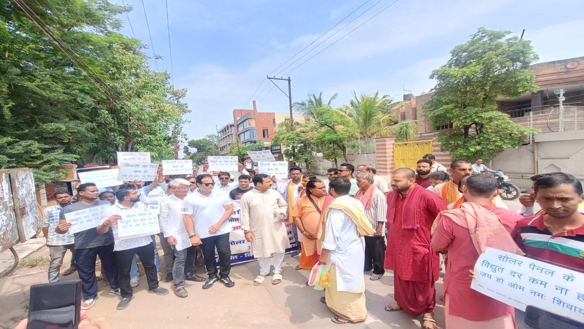 रायपुर में ट्रांसफार्मर की पूजा कर कांग्रेस का अनोखा प्रदर्शन, बिजली कटौती पर सरकार को घेरा