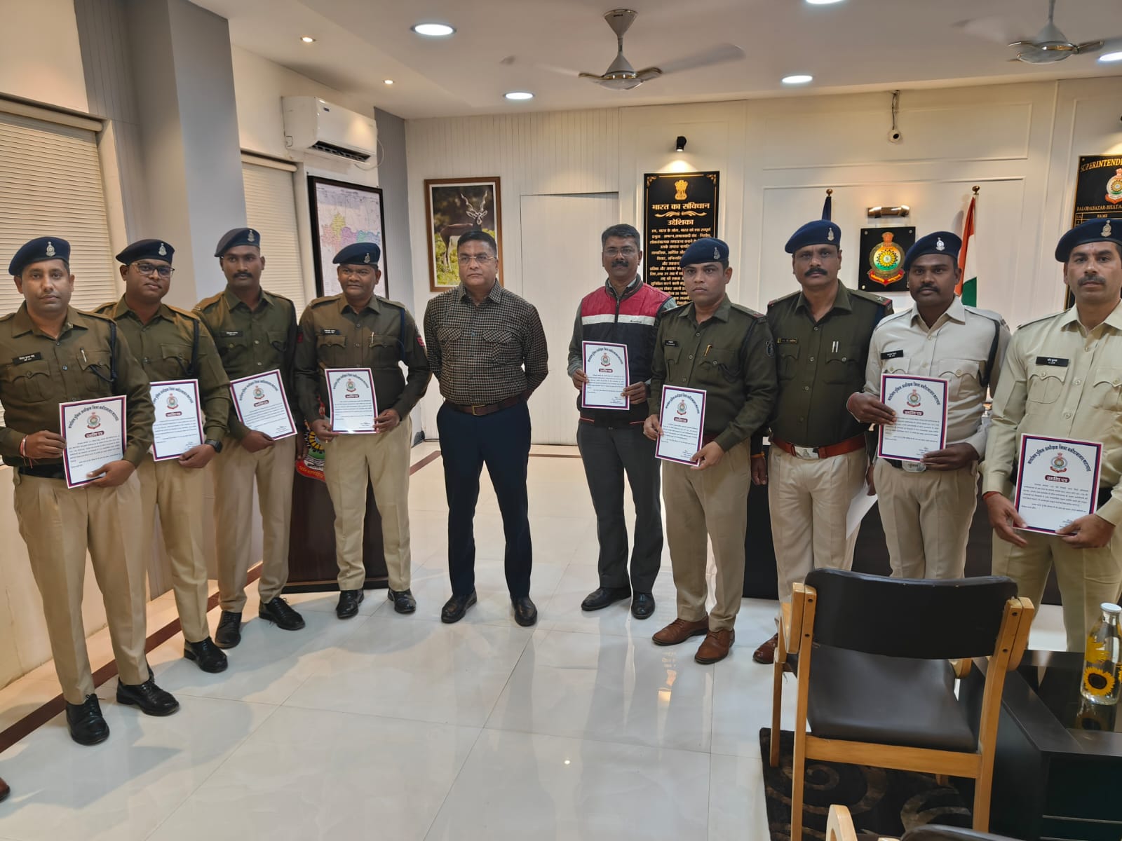 किन्नर काजल हत्याकांड का पर्दाफाश कर, मामले में आरोपियों को गिरफ्तार करने वाले 12 पुलिस अधिकारी कर्मचारियों को किया गया सम्मानित 