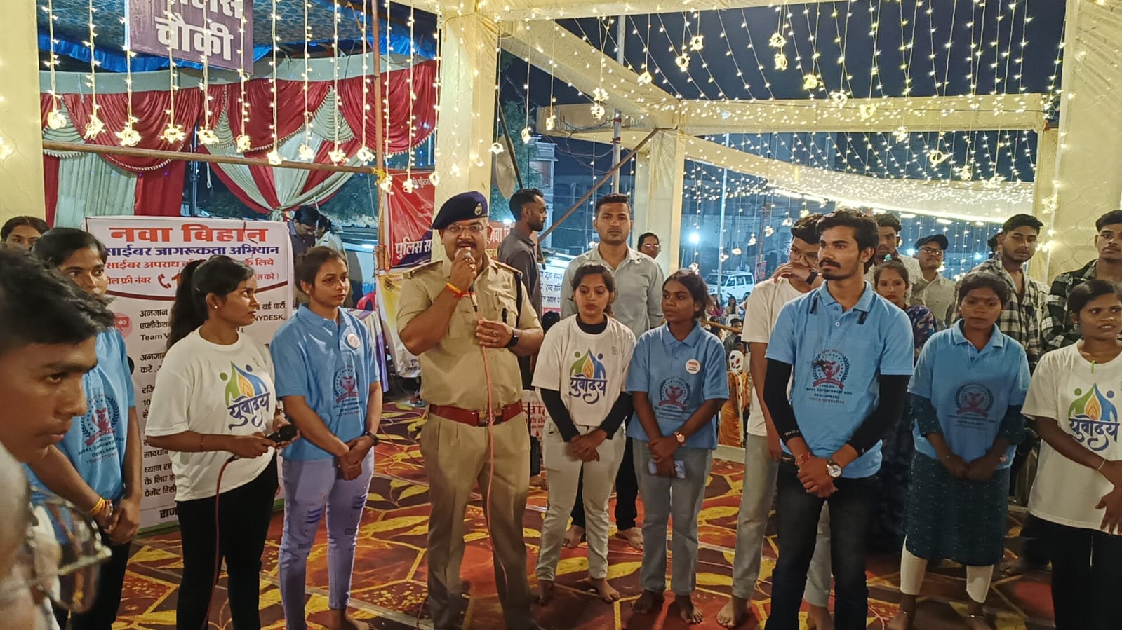 नवा बिहान के तहत सायबर एवं एक युद्ध नशे के विरूद्ध जागरूकता अभियान के तहत मां बम्लेश्वरी मंदिर के दर्शनार्थियों को किया गया जागरूक 
