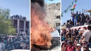 लद्दाख में पूर्ण राज्य के दर्जे की मांग को लेकर प्रदर्शन, पुलिस से झड़प..BJP ऑफिस और CRPF की गाड़ी में लगाई आग