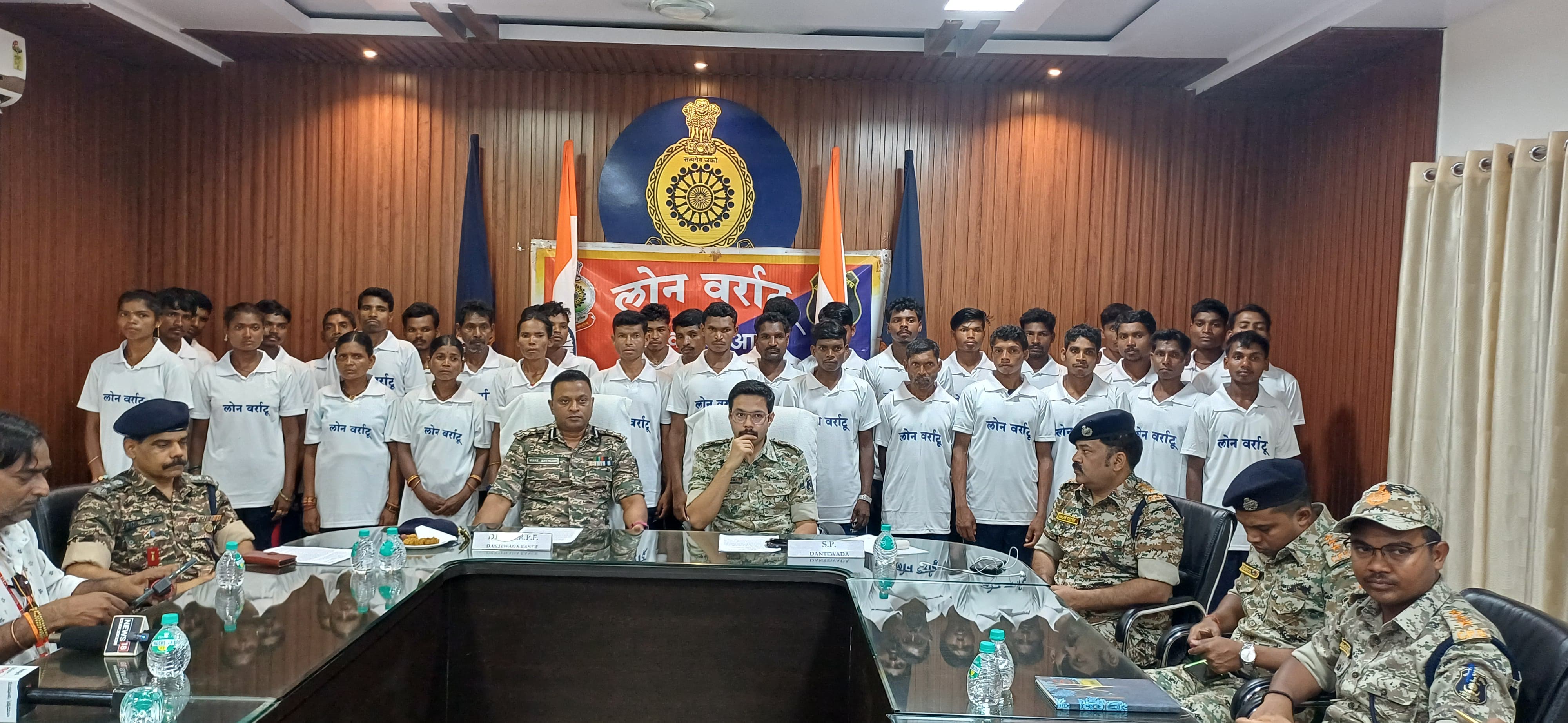 लोन वर्राटू (घर वापस आईये) अभियान से प्रभावित होकर 03 ईनामी सहित 35 माओवादियों ने किया आत्मसमर्पण