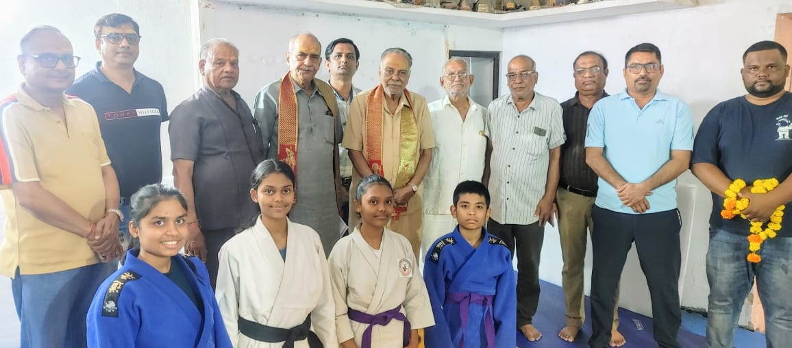विश्व चैपियनशिप खिलाड़ी वसुंधरा के निवास पहुँचे वरिष्ठ भाजपा नेता खूबचंद पारख व वरिष्ठ समाजसेवी दामोदरदास मुंदडा...
