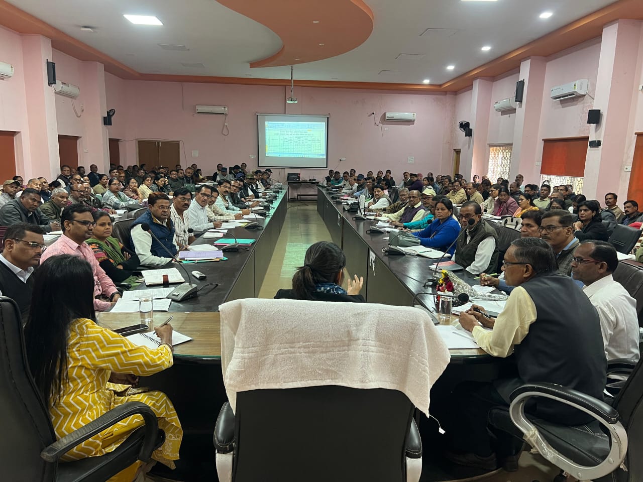 कलेक्टर ने विकासखंड शिक्षा अधिकारियों एवं प्राचार्यों की ली समीक्षा बैठक,शैक्षणिक गुणवत्ता सुधार पर विशेष जोर, शत-प्रतिशत परिणाम लाने के निर्देश