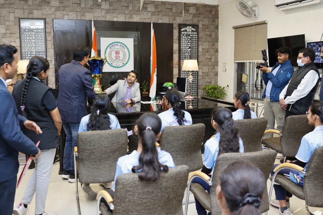 नेशनल लैक्रोस फेडरेशन कप में सहभागिता पर रायगढ़ जिले के खिलाड़ियों का कलेक्टर ने किया सम्मान