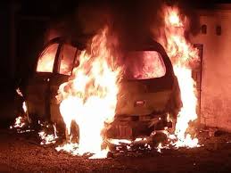  घर के पास खड़ी दो कार में आधी रात अचानक लगी आग,मामले की जांच में जुटी पुलिस 