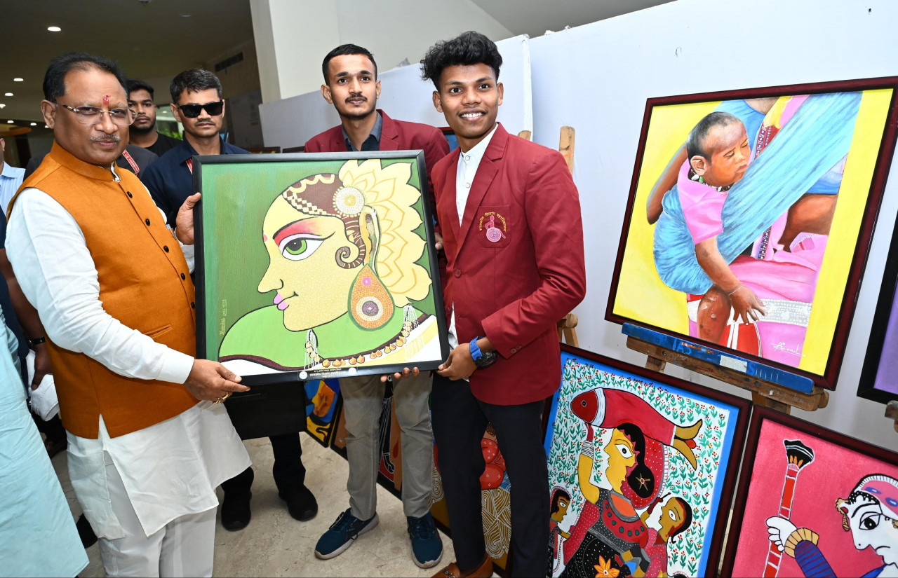  मुख्यमंत्री साय ने किया प्रथम छत्तीसगढ़ हरित शिखर सम्मेलन का शुभारंभ, पारंपरिक हर्बल उत्पादों और लोक कला का किया अवलोकन