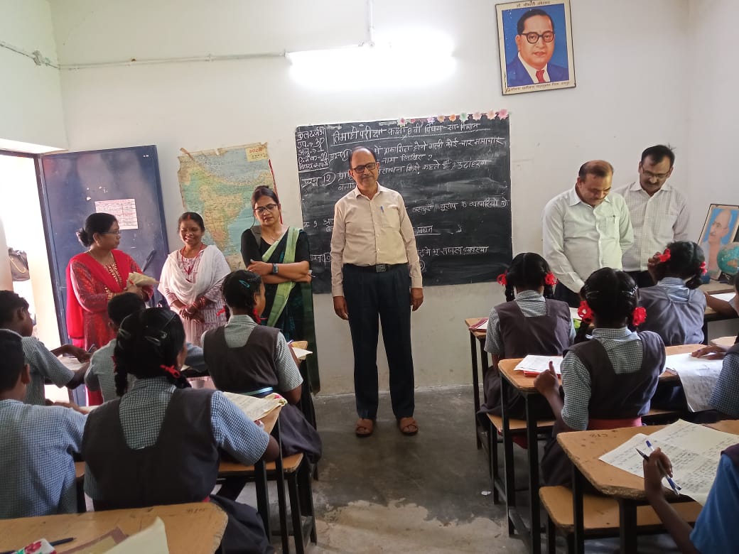 डीईओ ने विद्यालयों का औचक निरीक्षण, छात्र-छात्राओं को दी मूल्यवान परीक्षा की सलाह