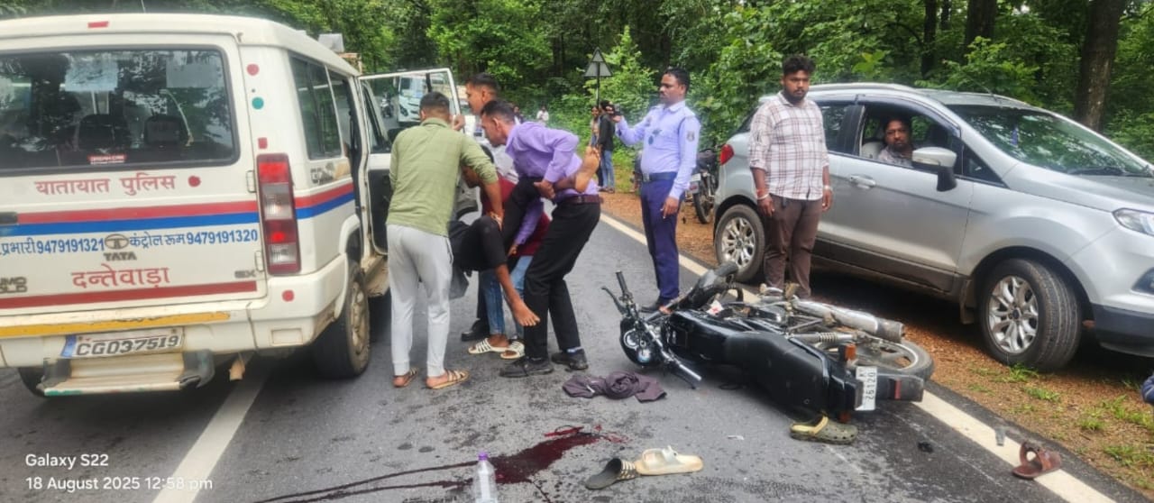 दंतेवाड़ा में सातधार के पास बाइक भिड़ंत में 6 घायल,यातायात पुलिस की त्वरित कार्रवाई ने बचाई जान
