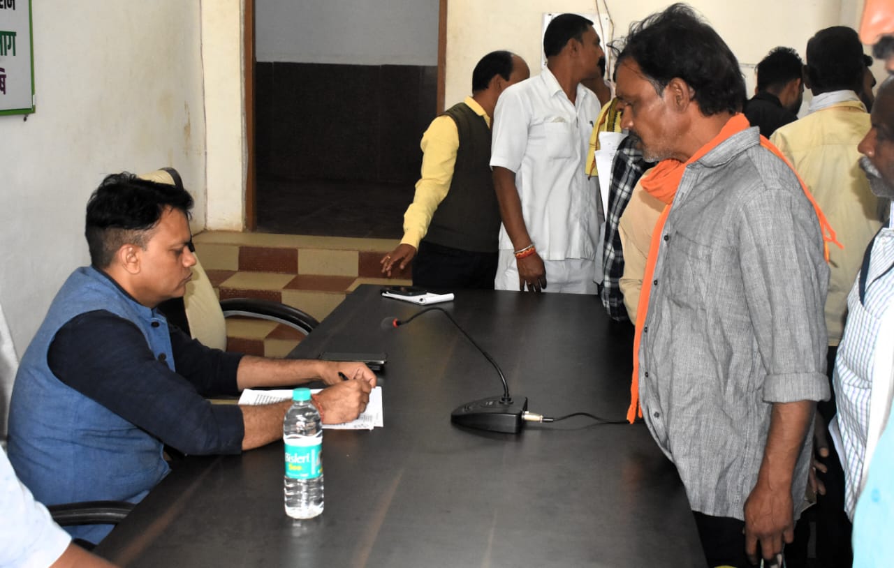 कलेक्टर ने जनदर्शन में सुनी आम लोगों की समस्या 