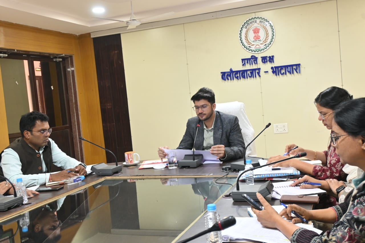 कलेक्टर ने कहा कि पंचायतों मे काम के अभाव मे श्रमिकों का न हो पलायन व आरबीसी 6-4 के प्रकरणों मे तत्काल राशि भुगतान करने के निर्देश