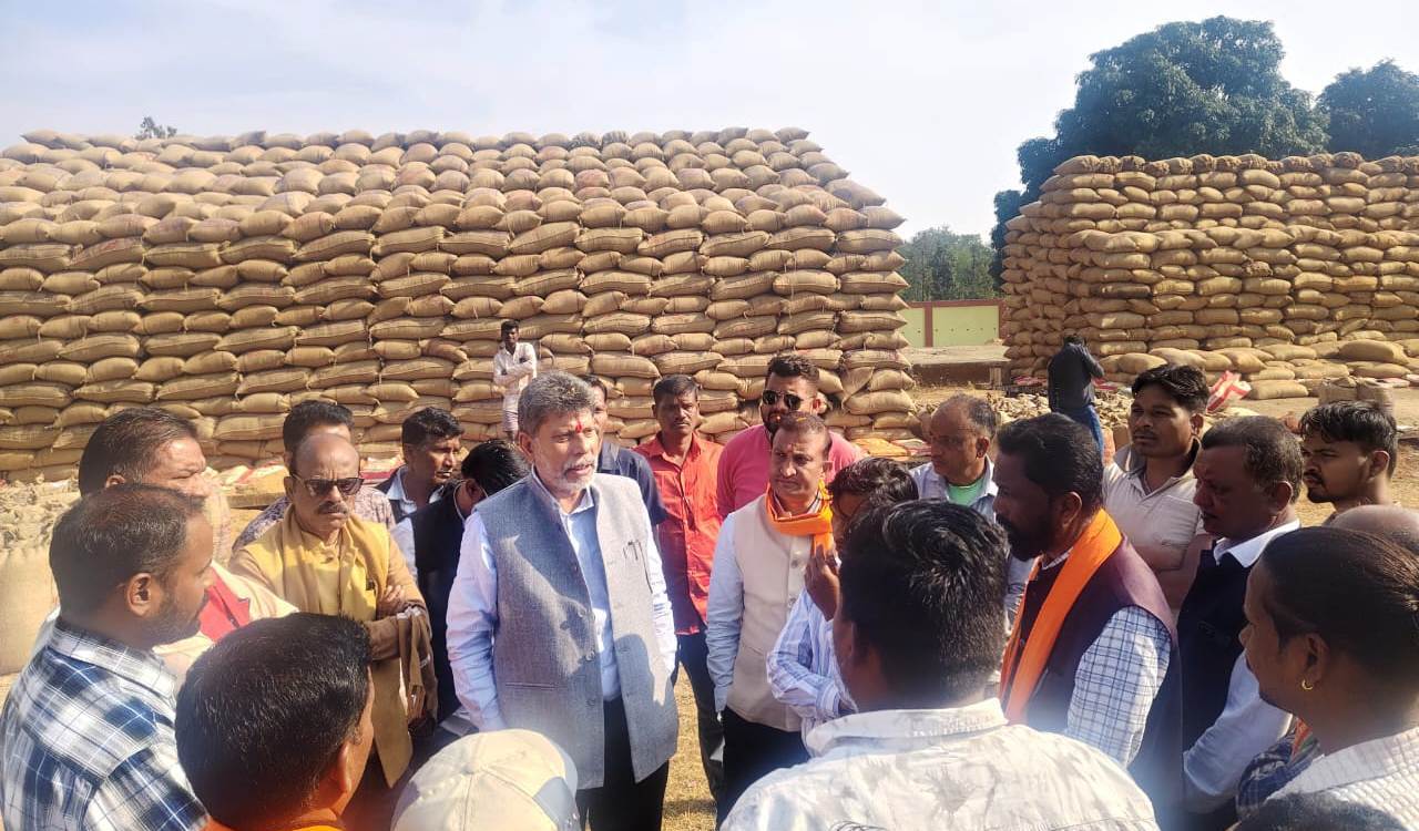 विधायक किरण देव ने जामावाड़ा धान खरीदी केंद्र में किसानों से चर्चा कर देखी व्यवस्था