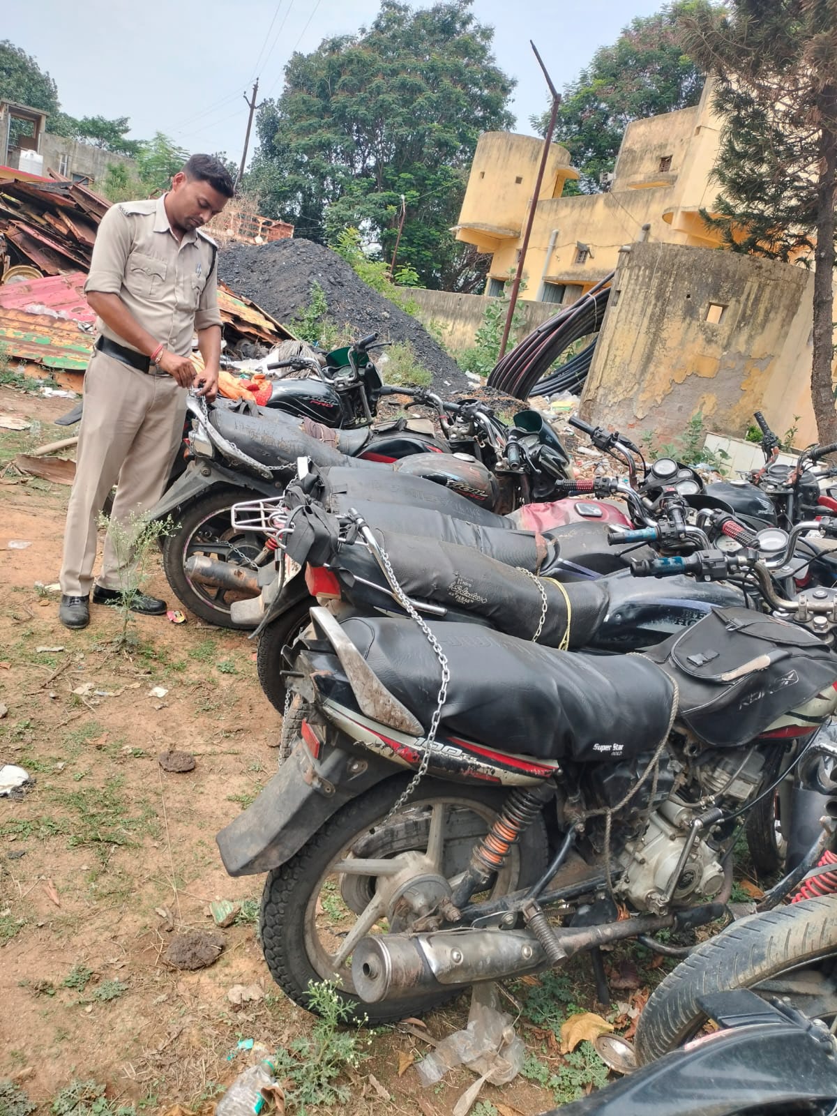सूरजपुर में अवैध खनिज परिवहन पर बड़ी कार्रवाई, 6 बाइक और 2 टिपर जब्त, कई प्रकरण दर्ज