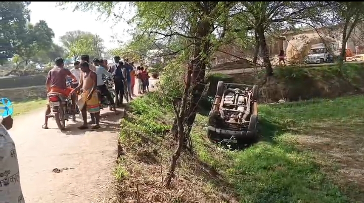 स्कॉर्पियो पलटा बाल बाल बचे सवारी, अंधे मोड़ के कारण आए दिन होती है दुर्घटना