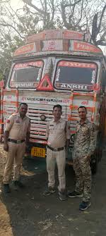 पुलिस ने अवैध कबाड़ परिवहन के खिलाफ की कार्रवाई,13 टन कबाड़ समेत ट्रक  चालक गिरफ्तार
