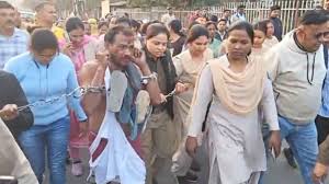 रायगढ़ में महिला आरक्षक के कपड़े फाड़ने वाले मुख्य आरोपी का निकला जुलूस,लिपस्टिक पोती, उठक-बैठक करवाई