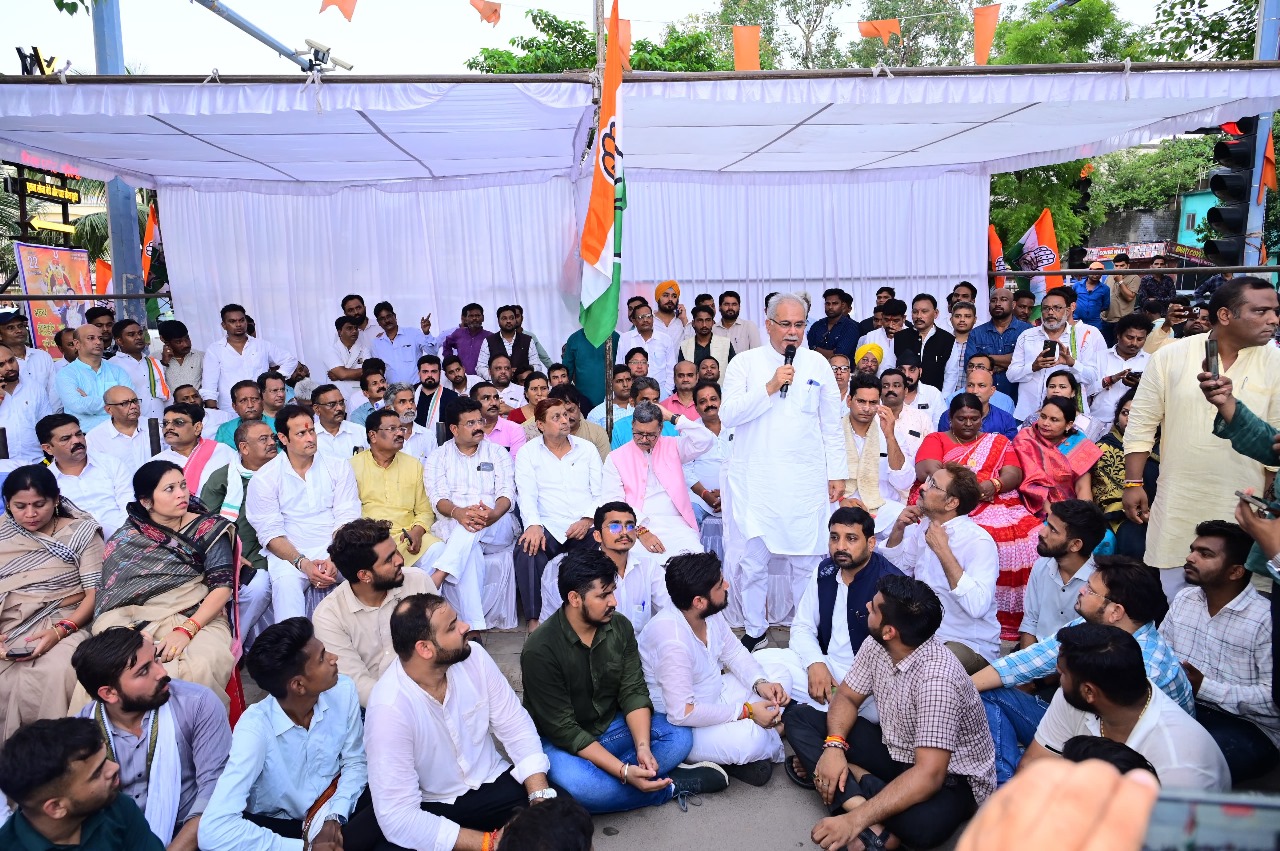 मोदी सरकार और ईडी के खिलाफ कांग्रेस के विधायक वरिष्ठ नेताओं कार्यकर्ताओं ने धरना देकर जताया विरोध 