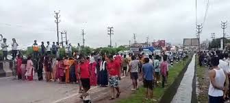  राजधानी रायपुर पानी -पानी : प्रोफेसर कॉलोनी में जलभराव से परेशान लोगो ने किया चक्काजाम