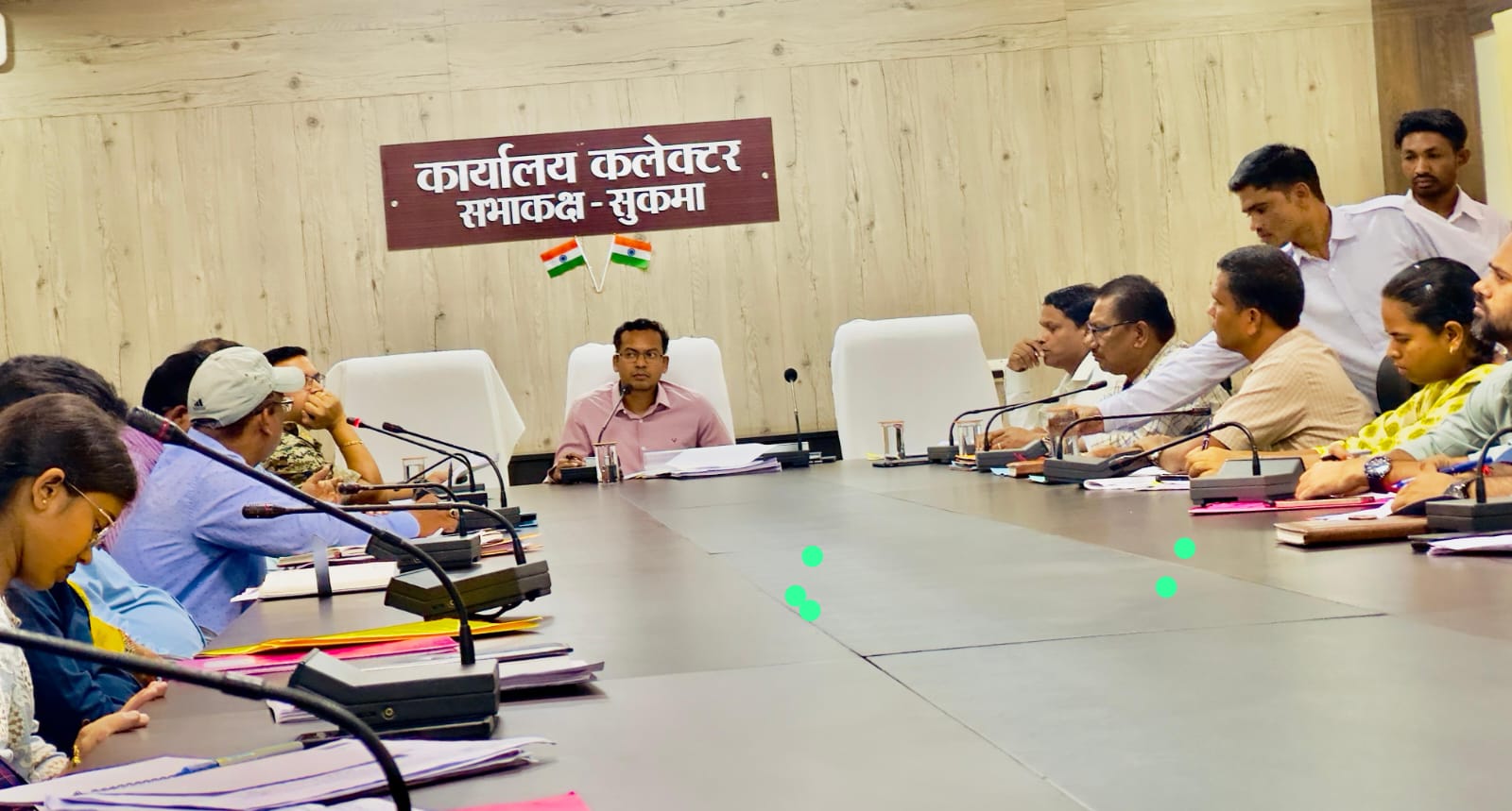 स्कूली छात्रों को शत-प्रतिशत निःशुल्क गणवेश और पाठ्यपुस्तक वितरण करना सूचिश्चित करें :कलेक्टर 