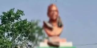 खैरागढ़ में रात के अंधेरे में वारदात,पूर्व प्रधानमंत्री अटल की प्रतिमा पर डाली जूतों की माला