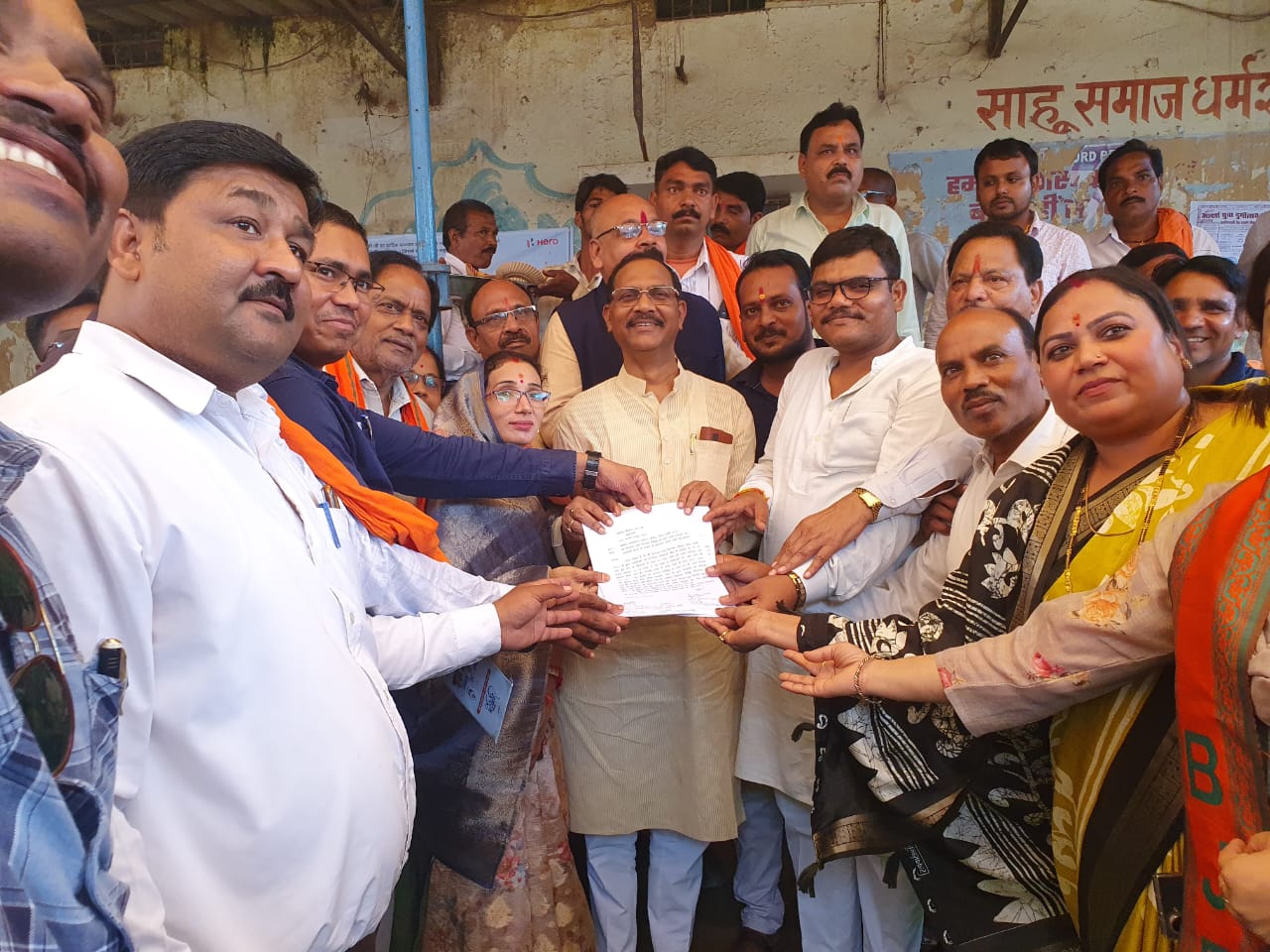 किसानों के साथ धोखाधड़ी करने वाले कांग्रेस विधायक के खिलाफ जनता का गुस्सा फूट पड़ा