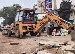 अभनपुर में अवैध अतिक्रमण हटाने की कार्रवाई, पार्षद ने बीच में रोका