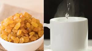 सुबह खाली पेट गुनगुना पानी पीना और भीगी हुई किशमिश खाना सेहत के लिए बेहद फायदेमंद,जानें कैसे करें सेवन?