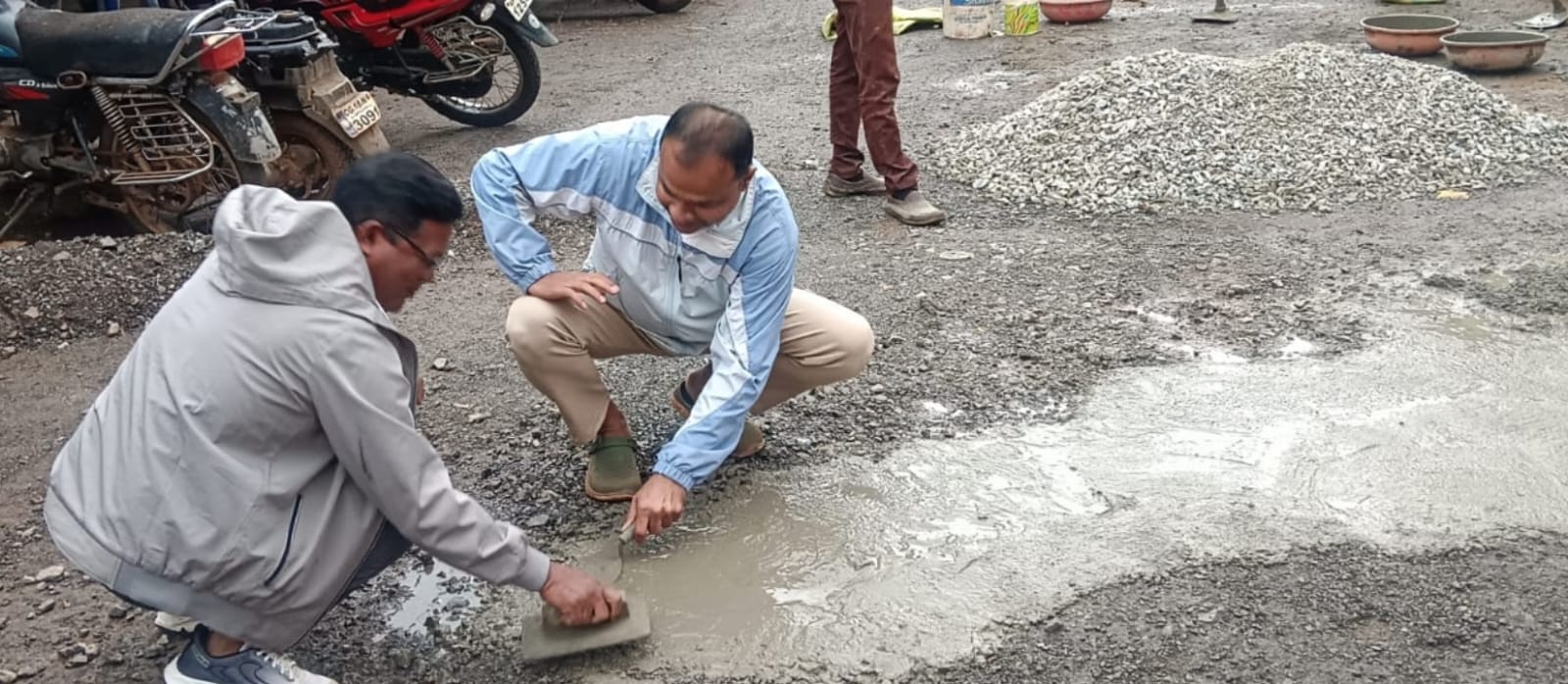 नगर पालिका उपाध्यक्ष बबलू सिद्दीकी एवं टीम ने मिलकर किरंदुल के गौरव पथ में जगह-जगह हुए गड्ढे को पाट कर लोगों को राहत दी