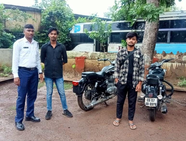 यातायात पुलिस खैरागढ़ द्वारा  तेज आवाज व मॉडिफाइड सायलेंसर वाले 02 मोटर सायकल को किया जब्त.