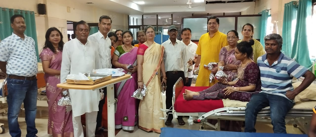 महावीर जयंती के अवसर पर परियोजना अस्पताल किरन्दुल में की गई फल वितरण