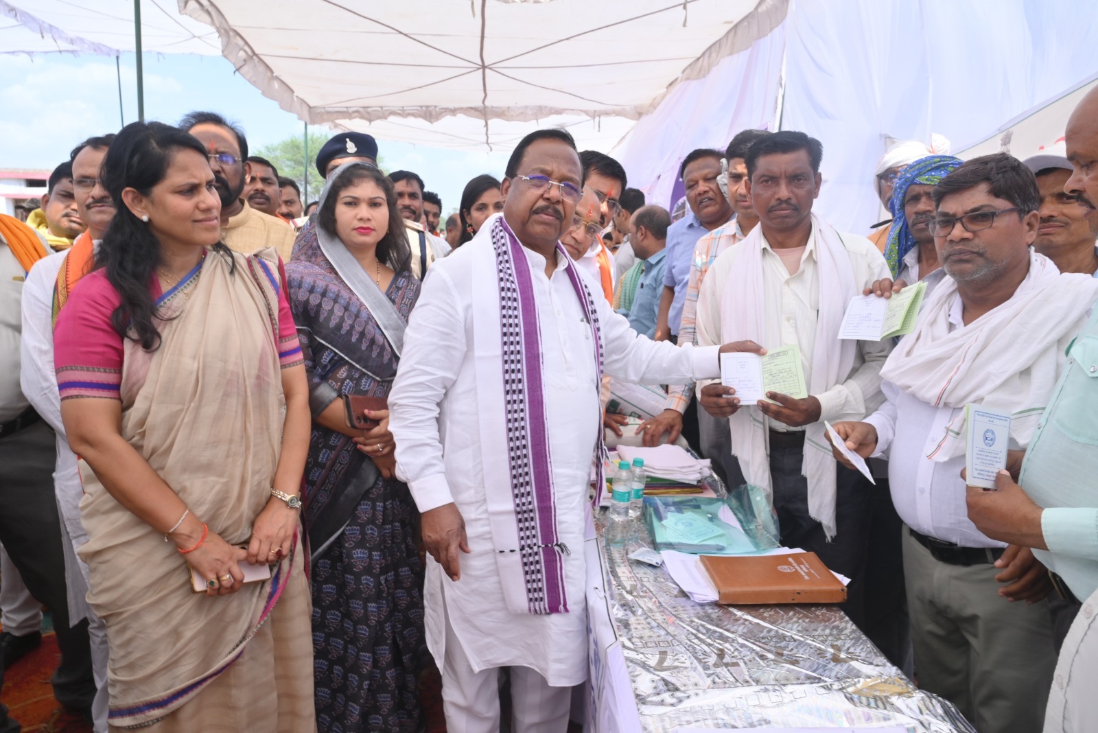 मोरगा में उमड़ा जनसैलाब, प्रभारी मंत्री रामविचार नेताम ने सुनीं समस्याएं, मौके पर मिला समाधान