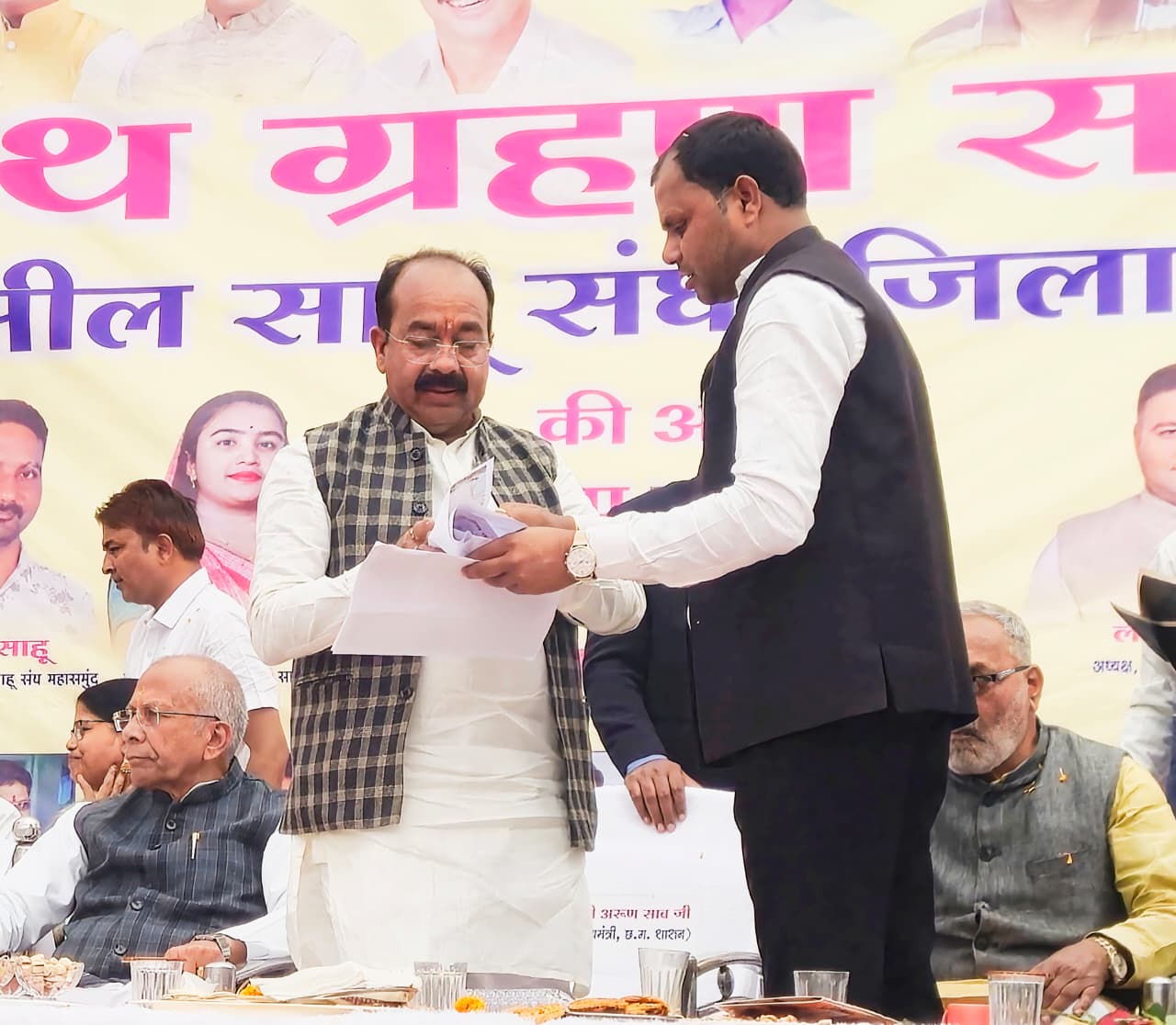 महासमुंद-तुमगांव सड़क निर्माण में भ्रष्टाचार, मानिक ने उप मुख्यमंत्री से की शिकायत