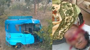 दर्दनाक सड़क हादसा : अनियंत्रित होकर सड़क किनारे पलटी ऑटो, 1 की मौत, 5 घायल