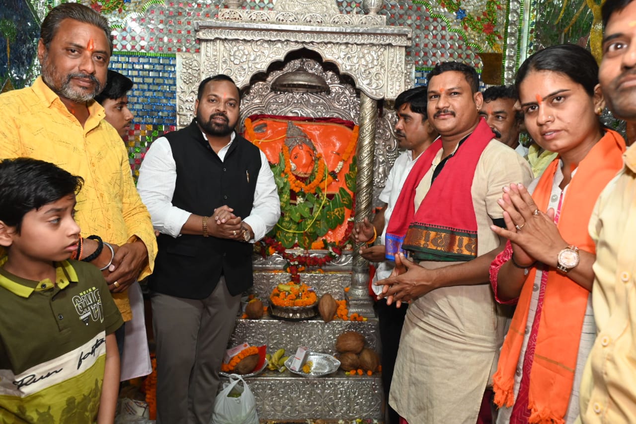 हनुमान जन्मोत्सव पर बेमेतरा विधायक दीपेश साहू ने दक्षिण मुखी हनुमान मंदिर मे की पूजा अर्चना 