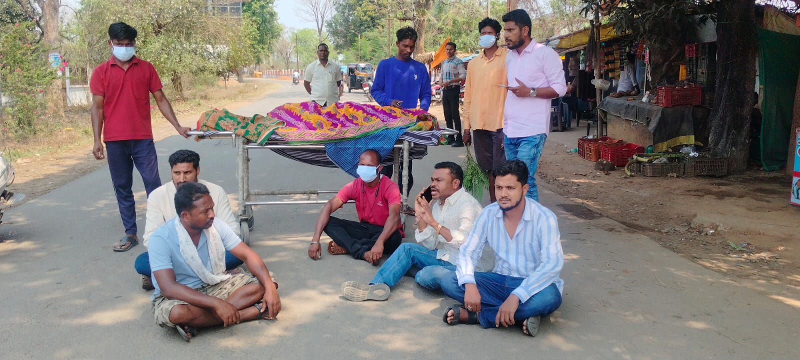 पीएम में देरी पर भड़का आक्रोश, शव सड़क पर रखकर प्रदर्शन—अस्पताल प्रबंधन पर लापरवाही का आरोप