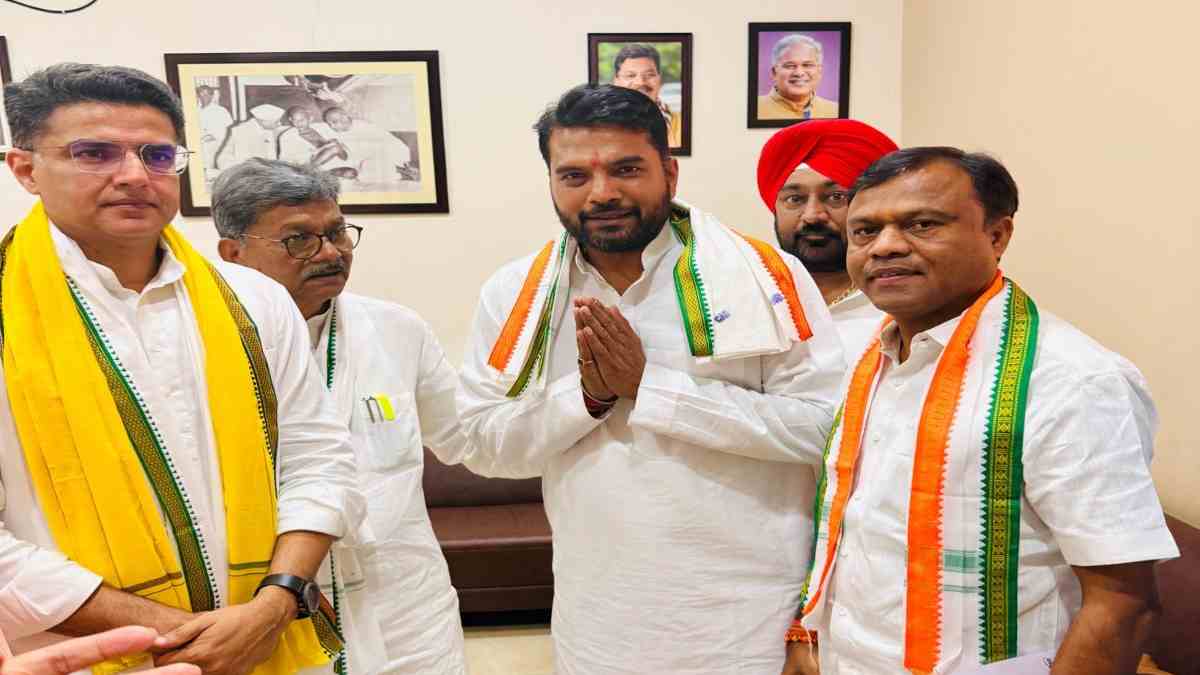 बागी होकर पार्षद चुनाव लड़ने वाले निष्कासित कांग्रेस नेता आकाश तिवारी की पार्टी में हुई वापसी