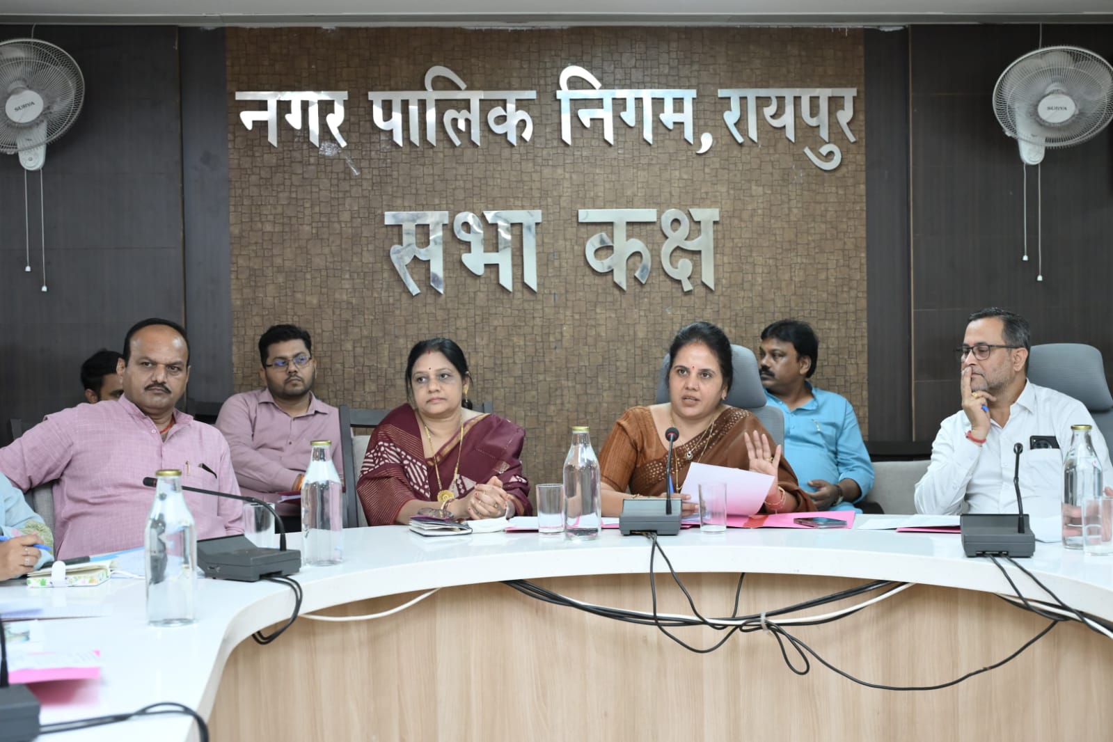 बारिश में कहीं भी जल भराव हुआ, तो सम्बंधित जोन कमिश्नर और जोन स्वास्थ्य अधिकारी सीधे जवाबदेह रहेंगे- महापौर मीनल चौबे 
