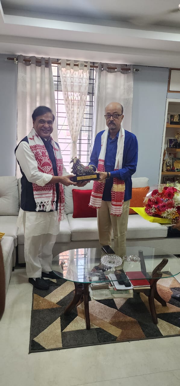 राज्यपाल रमेन डेका से असम के मुख्यमंत्री हिमंत बिस्वा सरमा ने की सौजन्य मुलाकात