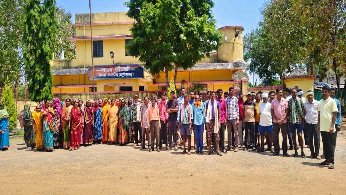 आग में झूलसने से महिला की मौत, ग्रामीणों ने किया थाने का घेराव