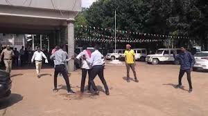 जमीन विवाद : युवक ने कलेक्ट्रेट के बाहर केरोसिन छिड़ककर की आत्मदाह की कोशिश