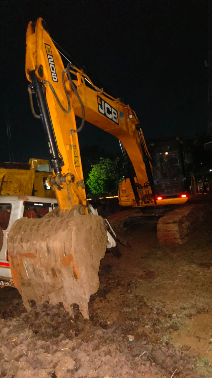 चोरी के दो चैन माउण्टेन मशीन और स्वीप्टर को बालोद पुलिस द्वारा आरोपियों के कब्जे से किया गया बरामद