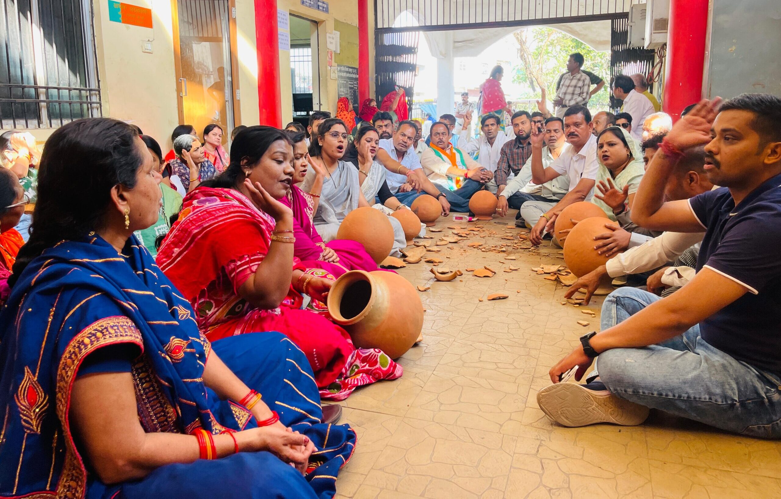 पानी की समस्या को लेकर कांग्रेस का जोन कार्यालय घेराव, मटका फोड़कर जताया विरोध
