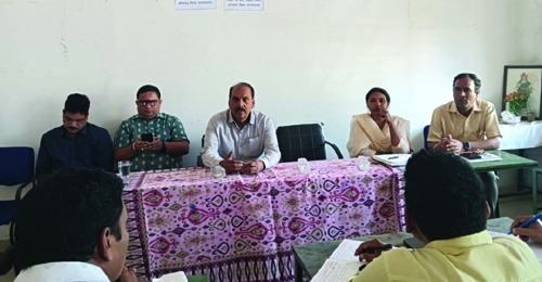 विकासखंड में जिला शिक्षा अधिकारी ने ली समीक्षा बैठक