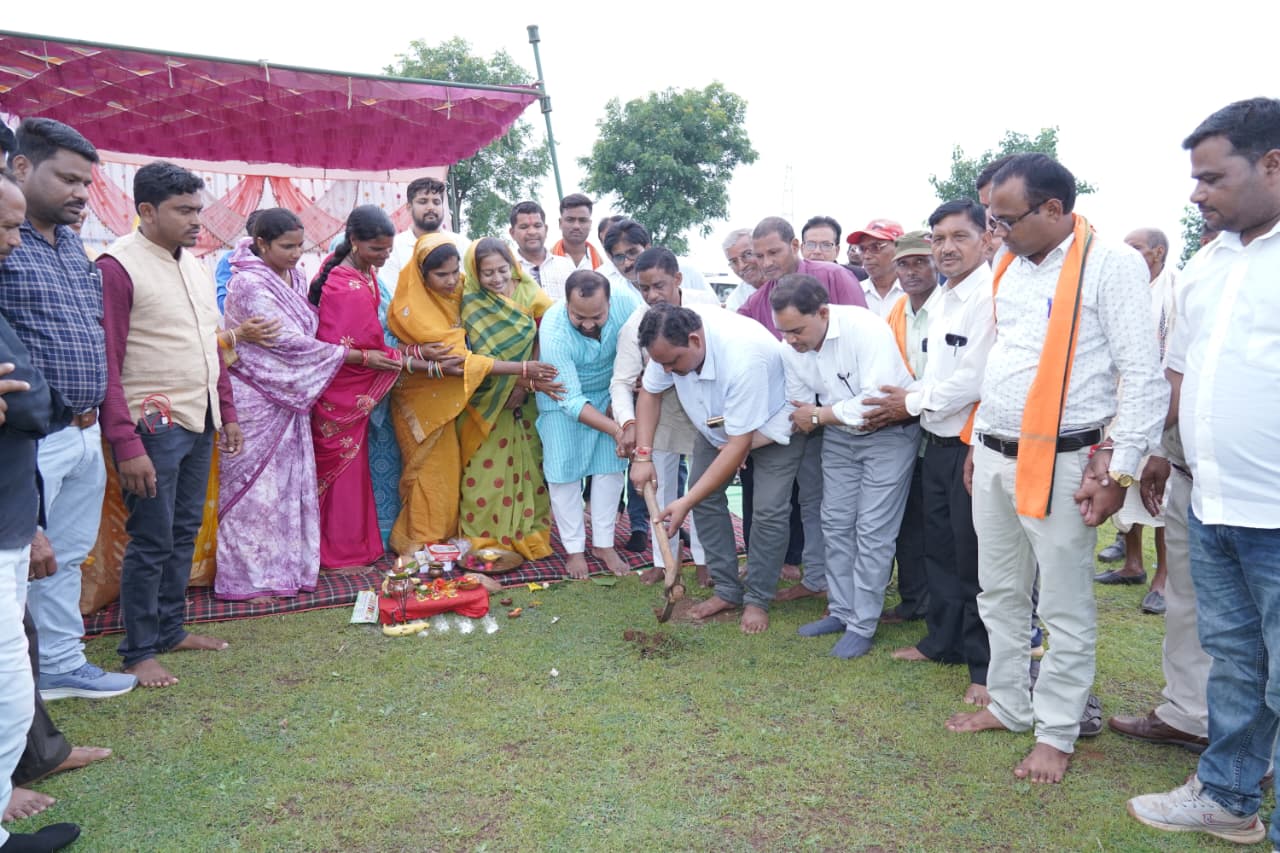भीमभौरी मे नगर पंचायत भवन निर्माण का विधायक दीपेश साहू ने किया भूमिपूजन
