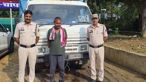 पशु तस्करों पर कड़ा शिकंजा : मवेशी तस्करी में प्रयुक्त माजदा वाहन जब्त, आरोपी गिरफ्तार