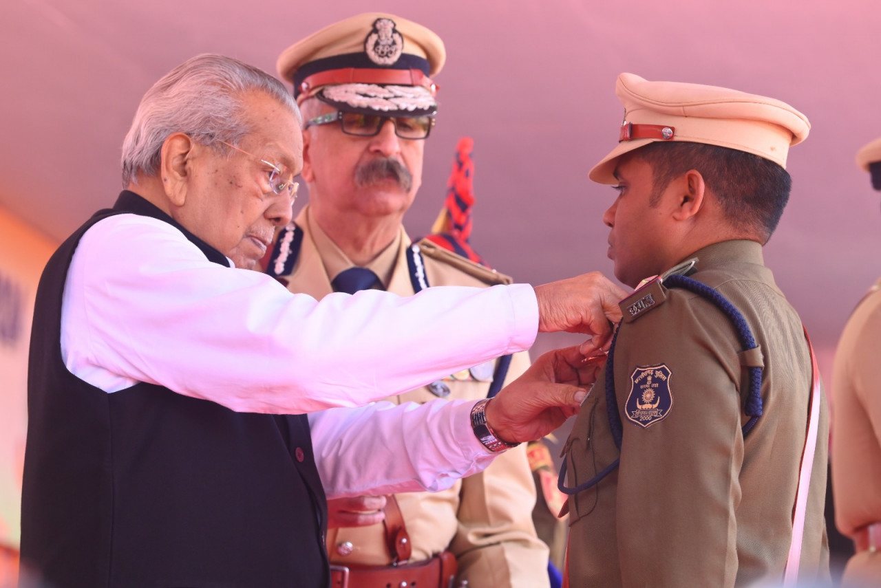 राज्यपाल ने उत्कृष्ट सेवा करने वाले पुलिस विभाग के अधिकारी-कर्मचारियों को किया गया सम्मानित