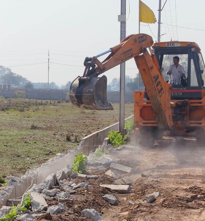 बजरंगपुर नवागांव क्षेत्र के अवैध कॉलोनी पर जिला प्रशासन ने चलाया बुलडोजर