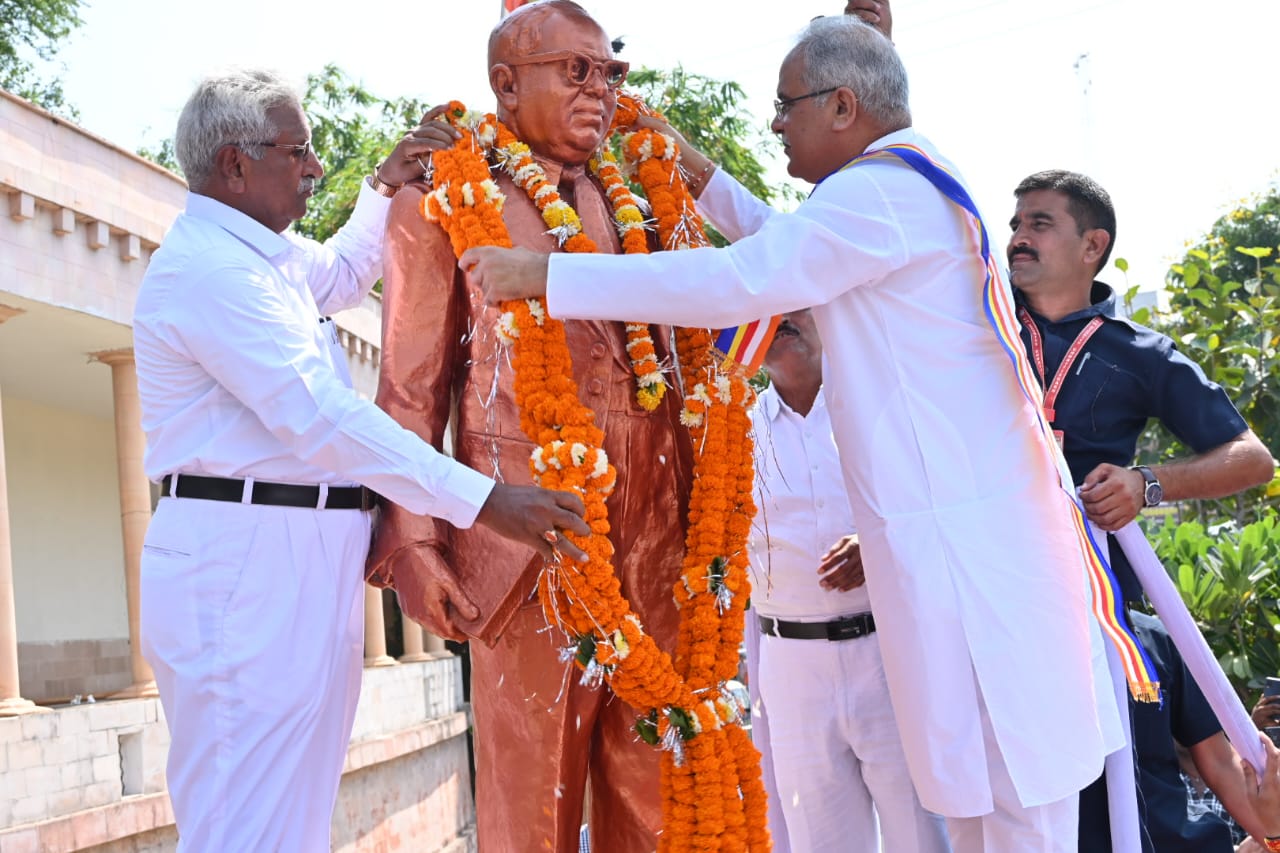 संविधान को सर्वोच्च मानते हुए इसकी रक्षा करना सभी की जिम्मेदारी, क्योंकि संविधान हमें अधिकार सम्पन्न बनाता है : मुख्यमंत्री भूपेश बघेल
